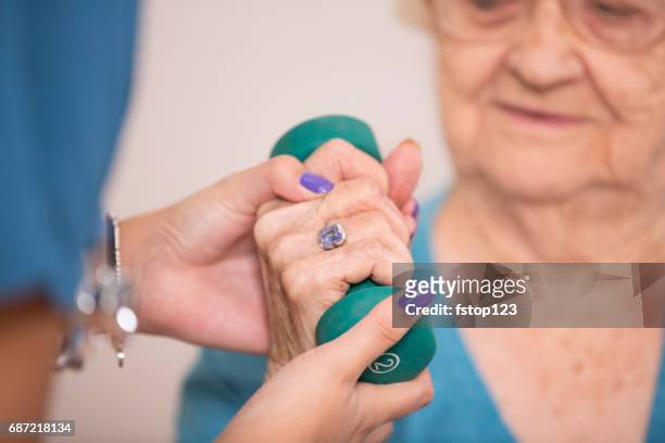 100-jarige vrouw en haar huis gezondheidszorg fysiotherapeut. - 90 year old stockfoto's en -beelden