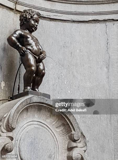 manneken pis statue, manneken pis statue, brussels - mannekin pis stock pictures, royalty-free photos & images