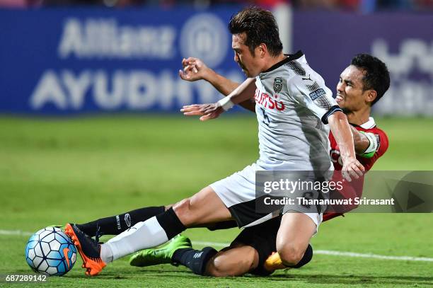 Yusuke Tasaka of Kawasaki Frontale and Teerasil Dangda of Muangthong United competes for the ball during the Asian Champions League Group of 16 match...