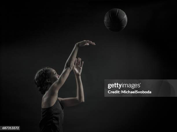 jogador de basquete feminino - arremesso de jump no basquetebol - fotografias e filmes do acervo