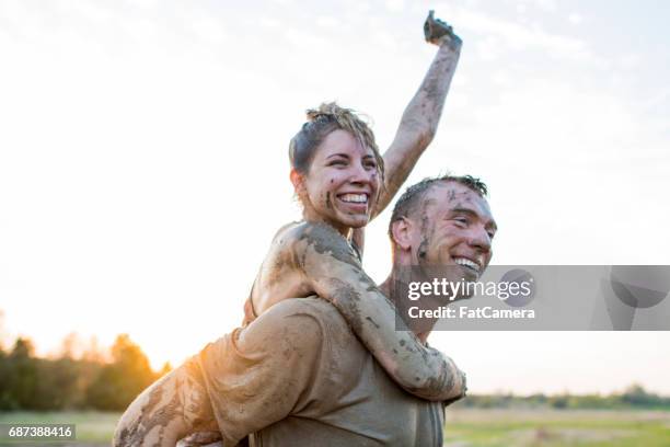 partner.   - mud run stock-fotos und bilder