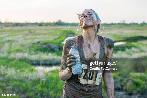 zu trinken zu stoppen - mud run stock-fotos und bilder