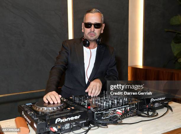 301 Oliver (Djs) Stock Photos, HighRes Pictures, and Images Getty Images