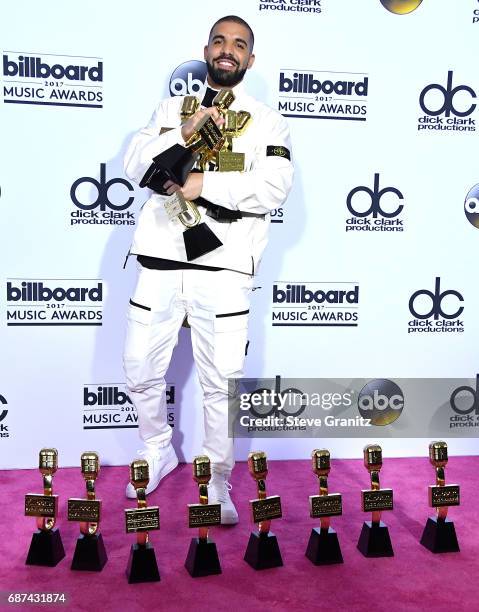 Drake poses at the 2017 Billboard Music Awards at T-Mobile Arena on May 21, 2017 in Las Vegas, Nevada.