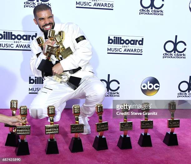 Drake poses at the 2017 Billboard Music Awards at T-Mobile Arena on May 21, 2017 in Las Vegas, Nevada.
