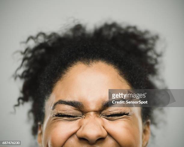 emozionata donna afroamericana felice su sfondo grigio - part of a series foto e immagini stock
