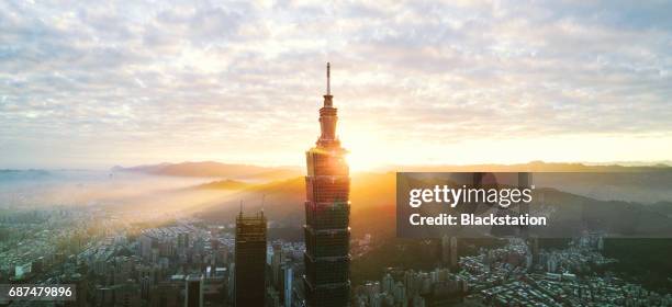 the sunrise of the taipei 101 tpwer - taipeh gegenlicht stock-fotos und bilder