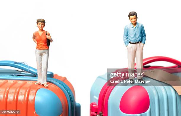 divorce holiday couple on suitcase - beeldje stockfoto's en -beelden