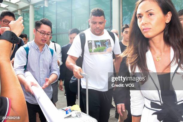 Brazilian football star Ronaldo Luis Nazario de Lima is surrounded by a crowd of fans at the Hong Kong International Airport on May 23, 2017 in Hong...