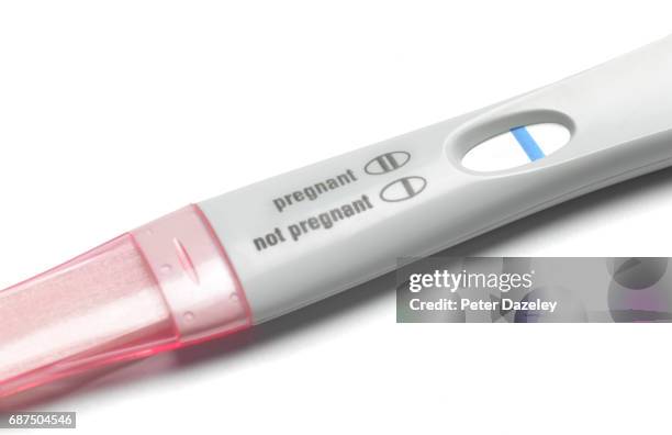 pregnancy test not pregnant - zwangerschapstest stockfoto's en -beelden