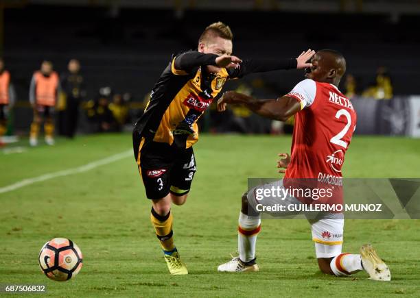 Colombia's Independiente Santa Fe player Dairon Mosquera vies for the ball with Bolivia's The Strongest player Alejandro Chumacero during their...