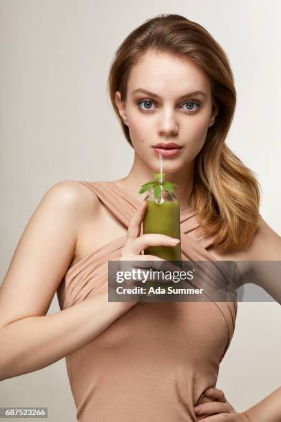 skin boost with healthy green detox juice - couleur chair photos et images de collection