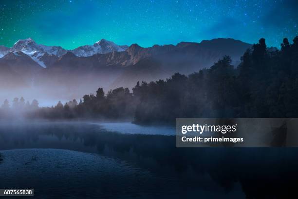 mount cook und lake matheson neuseeland mit milchstraße - forest new zealand stock-fotos und bilder