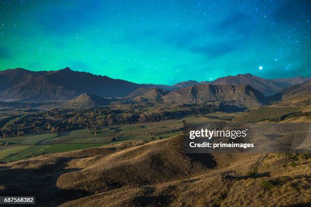 天の川と南の島ニュージーランドの自然のパノラマ風景 - southern lights ストックフォトと画像