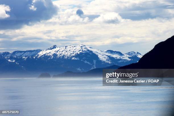snowy mountains in alaska - janessa stockfoto's en -beelden