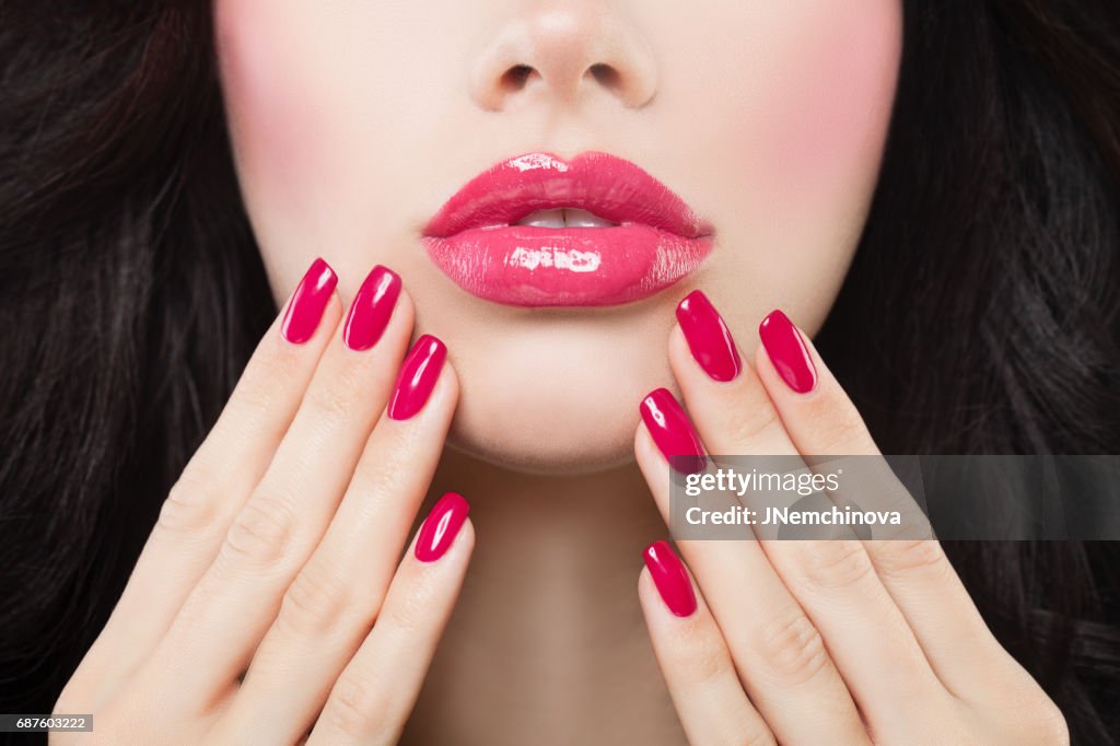 Concepto de belleza y maquillaje. Hermosos labios y uñas Closeup