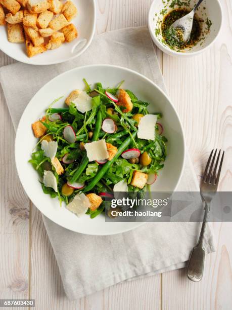 salade d’été vert - croûton photos et images de collection