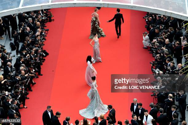Guests arrive on May 23, 2017 for the '70th Anniversary' ceremony of the Cannes Film Festival in Cannes, southern France. / AFP PHOTO / LOIC VENANCE
