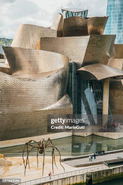 museo guggenheim de bilbao - bilbao fotografías e imágenes de stock