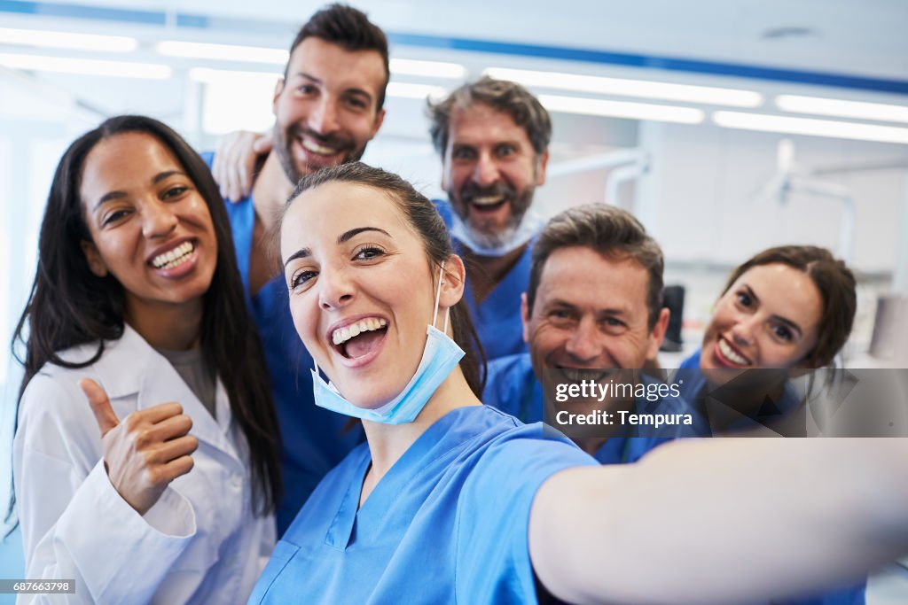 Consultorio de dentista en Barcelona. Retrato de los trabajadores médicos.