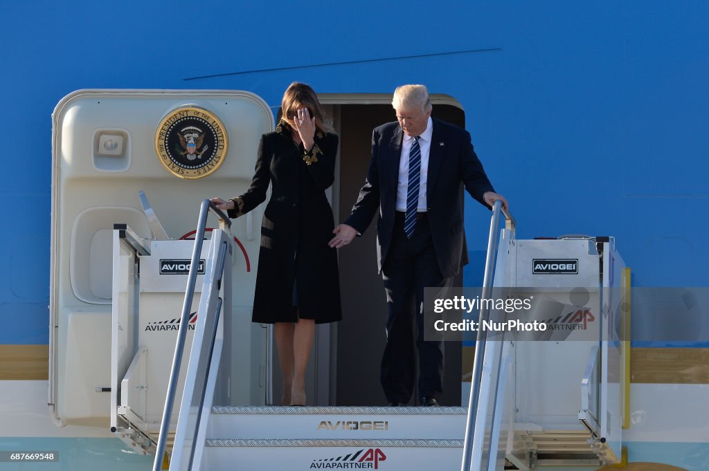 Melania Trump Refuses To Shake Donald Trump's hand