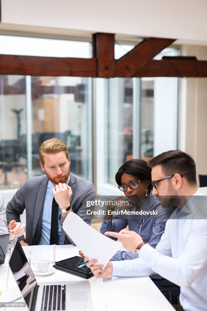 Business-Leute diskutieren Strategie mit financial analyst