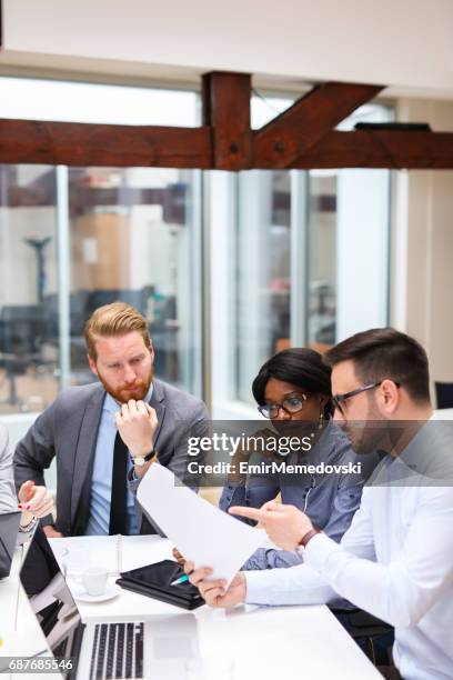 uomini d'affari che discutono di strategia con un analista finanziario - financial services foto e immagini stock