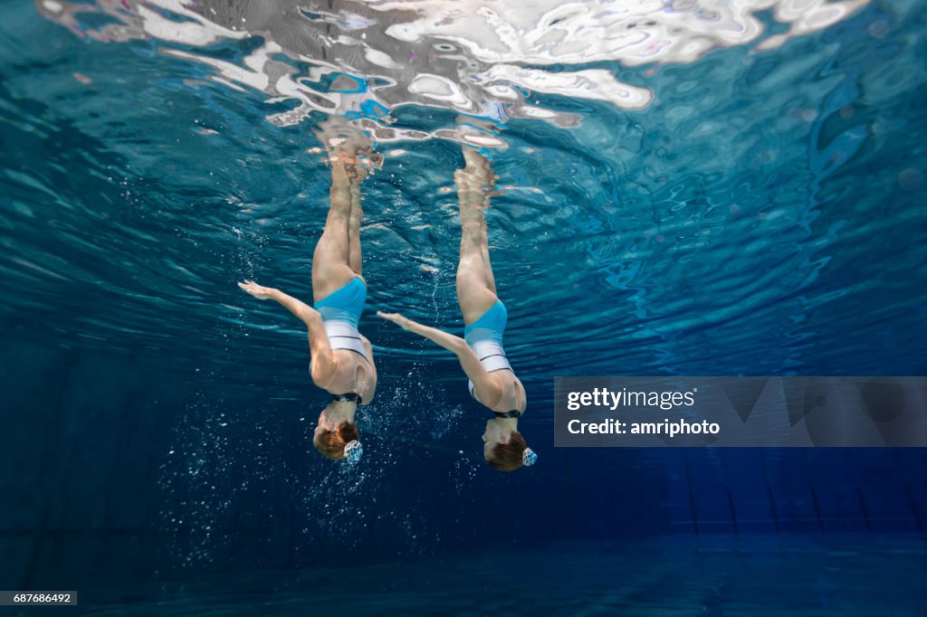 Vrouwen in de Sport, tienermeisjes onderwater gesynchroniseerd zwemmen