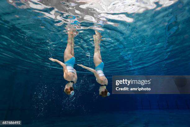 vrouwen in de sport, tienermeisjes onderwater gesynchroniseerd zwemmen - aquatic sport stockfoto's en -beelden