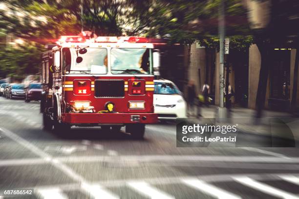 消防署のトラック緊急 - fire engine ストックフォトと画像