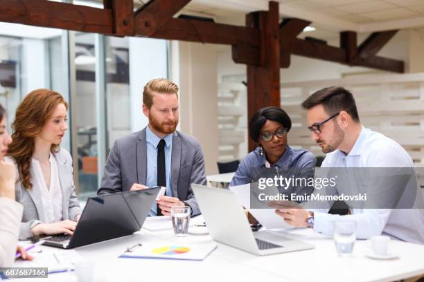 hombres de negocios discutiendo la estrategia con un analista financiero - digital enhancement fotografías e imágenes de stock