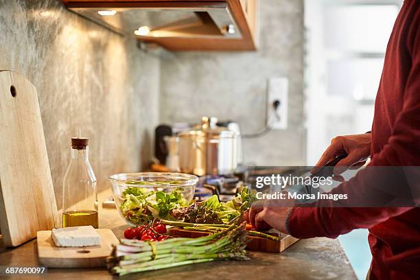 midsection of man cutting vegetables - hälsosamt ätande bildbanksfoton och bilder