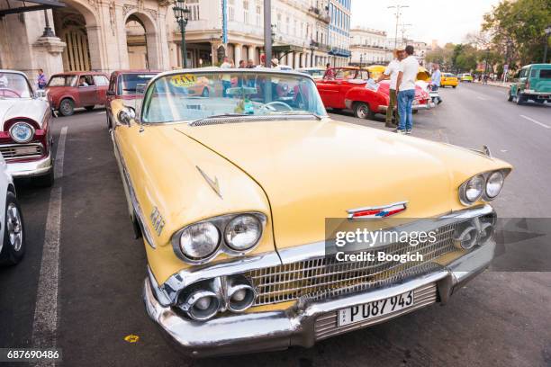 havana cuba klassieke chevrolet auto geparkeerd in de stedelijke straatbeeld - chevrolet impala stockfoto's en -beelden