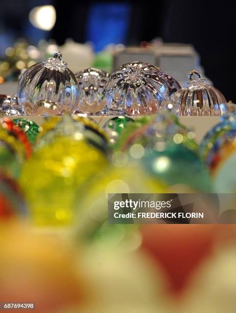 Photo prise le 01 décembre 2009 de boules de Noël en verre dans l'atelier de la verrerie de Meisenthal. Avec ses boules de Noël en forme d'ampoules à...