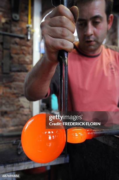 Un verrier fabrique une boule de Noël en verre le 01 décembre 2009 dans l'atelier de la verrerie de Meisenthal. Avec ses boules de Noël en forme...