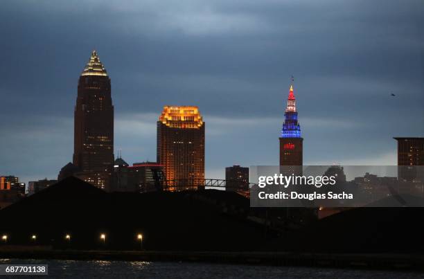 night sky over the illuminated cleveland skyline - cleveland ohio flats stock pictures, royalty-free photos & images