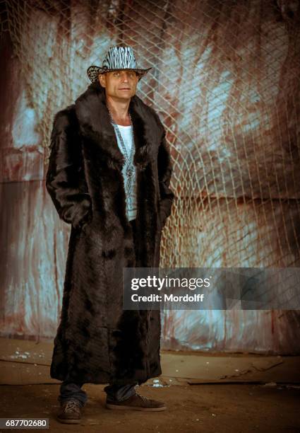 sonderfall - pelzmantel stock-fotos und bilder