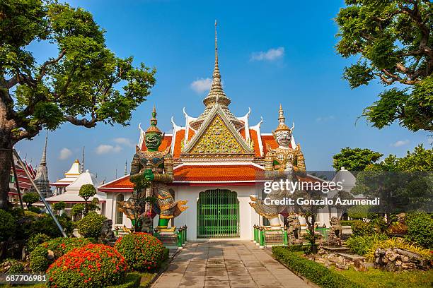 the temple of the dawn in bangkok - wat arun tempel stock-fotos und bilder