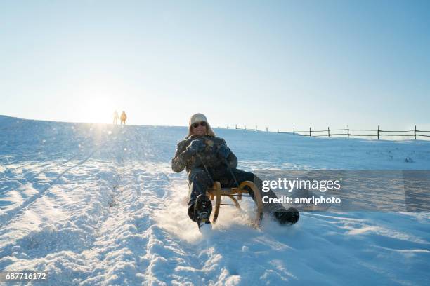 積極高級滑雪橇冬季 - tobogganing 個照片及圖片檔