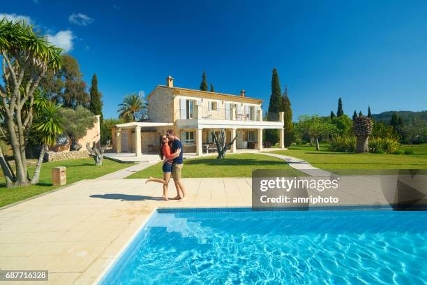 joven pareja con su finca - chalet fotografías e imágenes de stock
