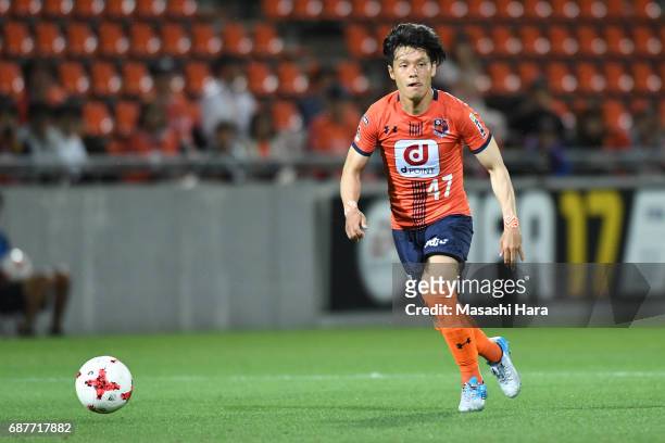 Yuzo Iwakami of Omiya Ardija in action during the J.League Levain Cup Group A match between Omiya Ardija and Shimizu S-Pulse at NACK 5 Stadium Omiya...