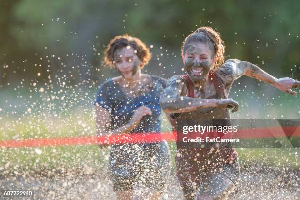 feiert einen sieg - mud run stock-fotos und bilder