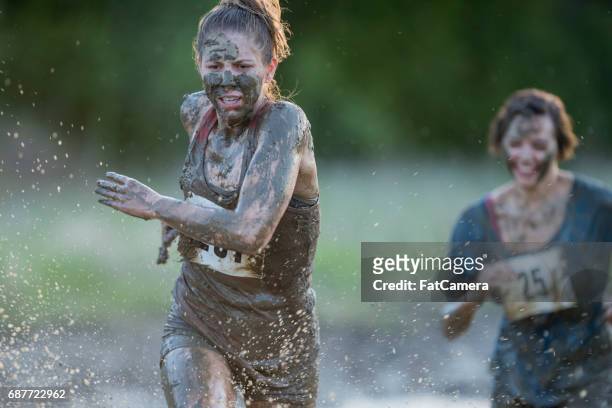 entschlossenheit - mud run stock-fotos und bilder