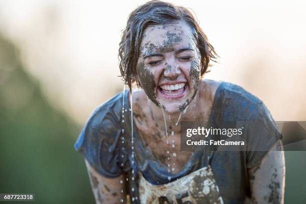 lächelnde sieg - mud run stock-fotos und bilder