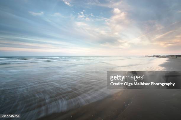 smooth water at the beach in port aransas at sunset, texas, usa - gulf coast stock-fotos und bilder