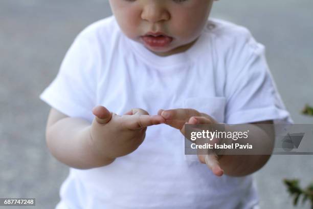 baby looking at fingers - counting imagens e fotografias de stock