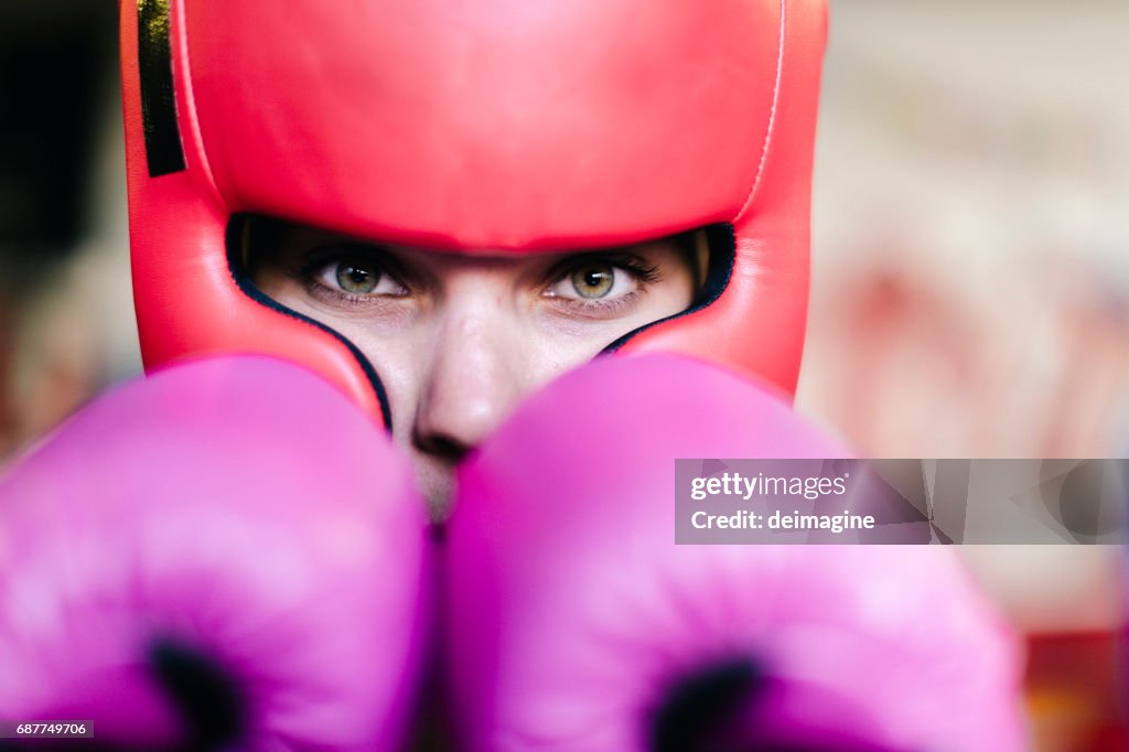 Jovem mulher fechar em boxer em anel