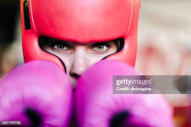 年輕女人關在拳擊手在環 - womens boxing 個照片及圖片檔