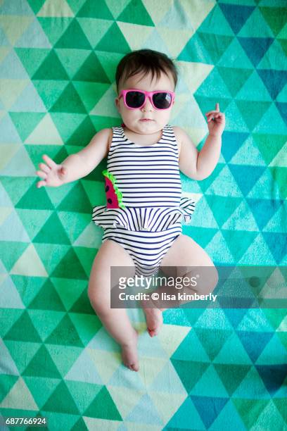 9 month old twin baby girl wearing sunglasses - baby in sunglass stock-fotos und bilder