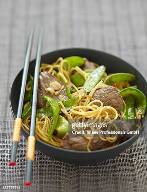 beef and sugar pea stir-fry - wok stockfoto's en -beelden